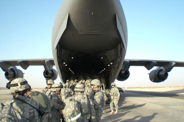 U.S. troops head to Iraq, 2006. Image via Wiki Commons http://bit.ly/w1FpAB