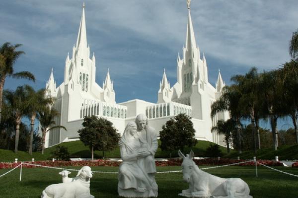 LDS temple in San Diego, Calif. Image via http://bit.ly/zivRxd