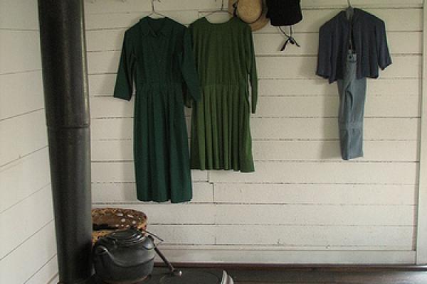 Amish farmhouse, clothes. Image via http://bit.ly/zy2VYJ