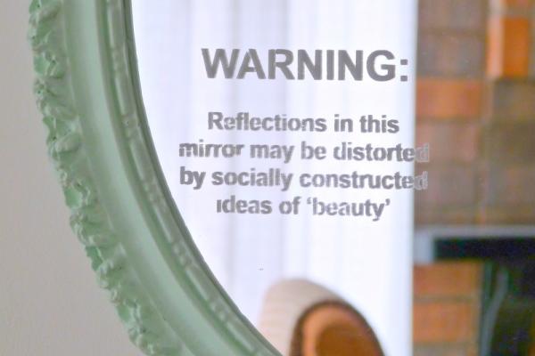 DIY mirror project via Dans Le Townhouse Blogspot