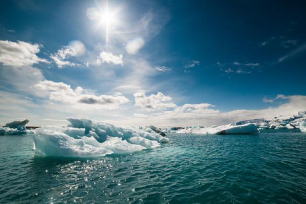 Melting icebergs, Denis Kichatof / Shutterstock.com