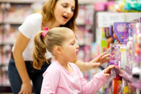 Photo: Mother and daughter shopping, © michaeljung / Shutterstock.com