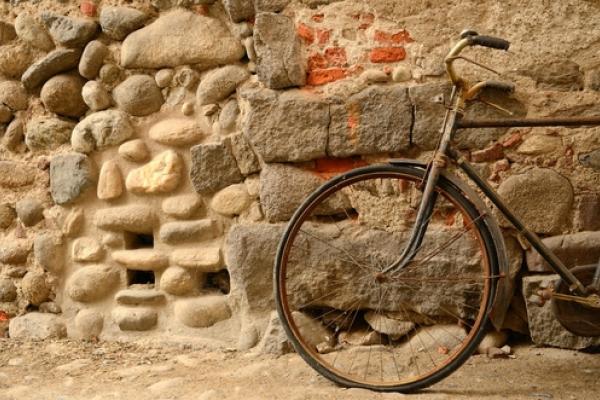 An old bicycle. Image courtesy MaPaSa/shutterstock.com.