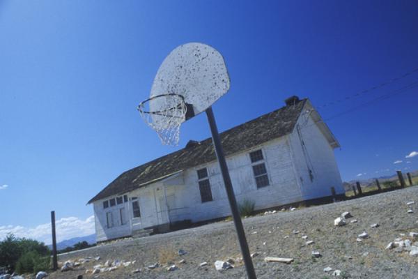 Dilapidated school, spirit of america / Shutterstock.com