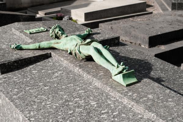 Photo: Statue of Jesus on the cross, HUANG Zheng / Shutterstock.com