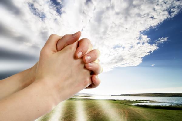 Photo: Praying for creation, Tyler Olson / Shutterstock.com