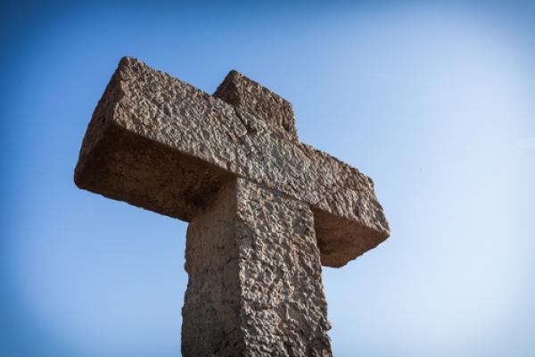 Photo: Cross, © Roman Tsubin / Shutterstock.com