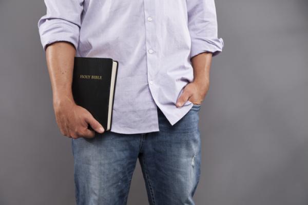 Photo: Man holiding a Bible, © Prixel Creative / Shutterstock.com