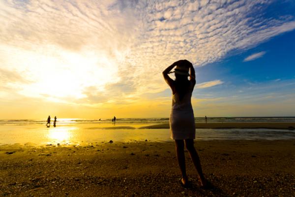 Photo: Young woman at the sea, Nuiiko / Shutterstock.com
