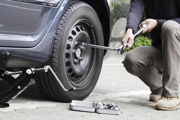Changing a tire, mezzotint / Shutterstock.com