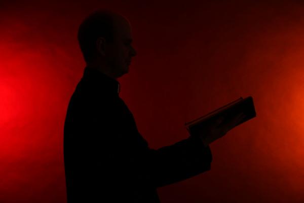 Young pastor with Bible silhouette, Africa Studio / Shutterstock.com