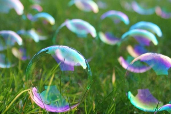 Bubbles, Sarahbean / Shutterstock.com
