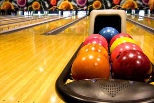 Bowling alley photo, fonats, Shutterstock.com