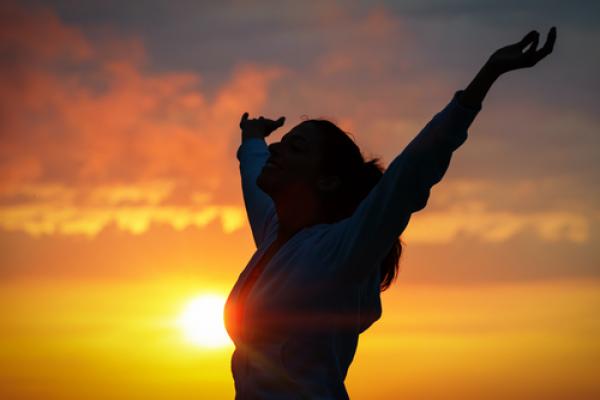 Woman praising, irima / Shutterstock.com