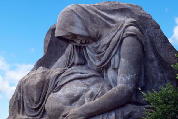 Grieving Mother Monument in Russia, ET1972 / Shutterstock.com