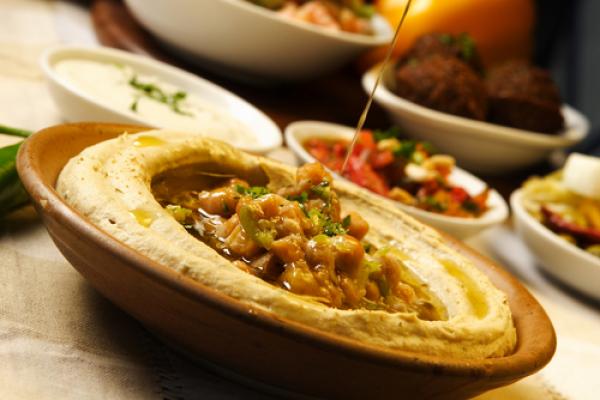Photo: Hummus plate, © Dan Peretz / Shutterstock.com