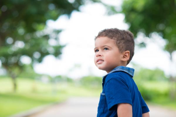 Child in the park, Dragon Images / Shutterstock.com 