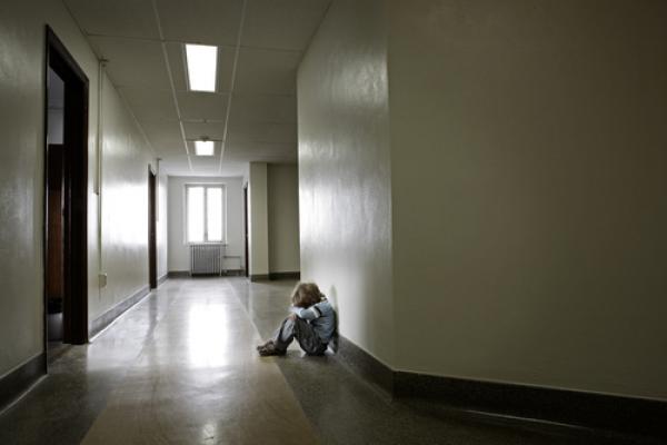 Child sitting alone, Suzanne Tucker / Shutterstock.com