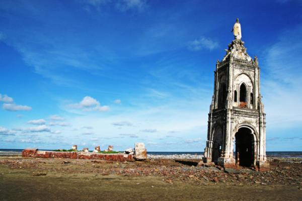 Fallen church, vietnamphotos / Shutterstock.com