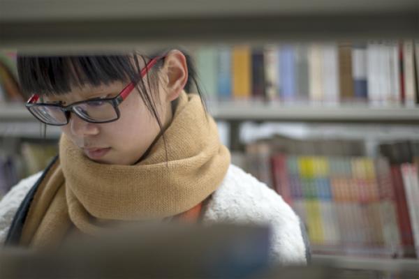 Girl in a bookstore,  LIUSHENGFILM / Shutterstock.com