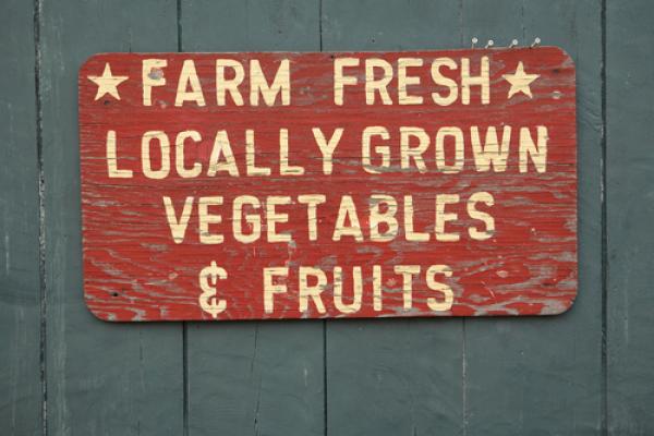 Farm Fresh vegetables & fruits sign, Andre Blais / Shutterstock.com