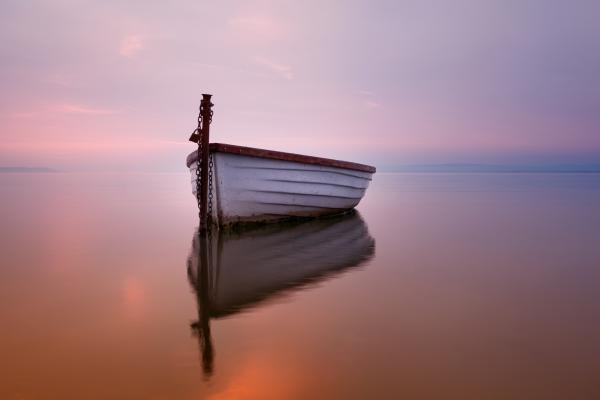 Boat on a silent sea, Hofhauser / Shutterstock.com