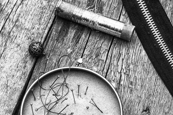 Needles and thread, NikDonetsk / Shutterstock.com