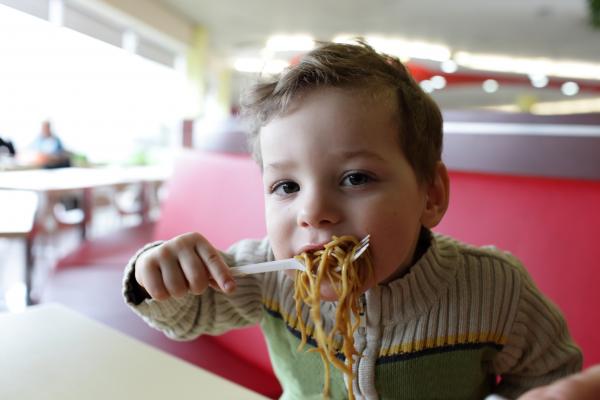 Child eating noodles, Chubykin Arkady / Shutterstock.com