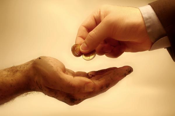Giving money photo, Konstantinos Kokkinis / Shutterstock.com