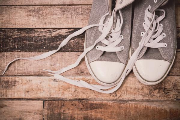 Pair of shoes, moomsabuy / Shutterstock.com