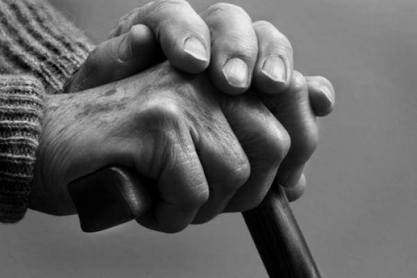 Hands of senior citizen, HixnHix / Shutterstock.com