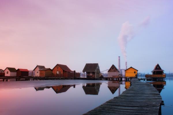 Houses in front of a power plant. Image via LeicherOliver/shutterstock.com