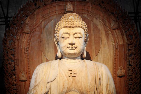 Golden Buddha statue | zhu difeng, Shutterstock.com