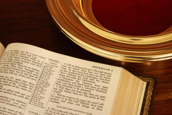 Offering tray photo, Wellford Tiller / Shutterstock.com