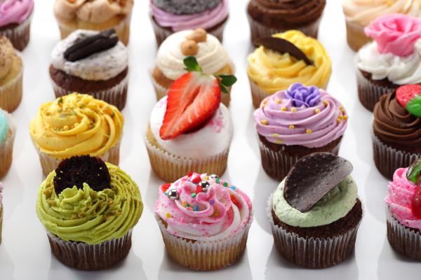 Colorful cupcakes, Dan Peretz, Shutterstock.com