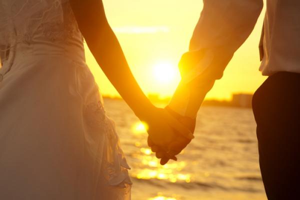 Bride and groom on beach, szefei / Shutterstock.com