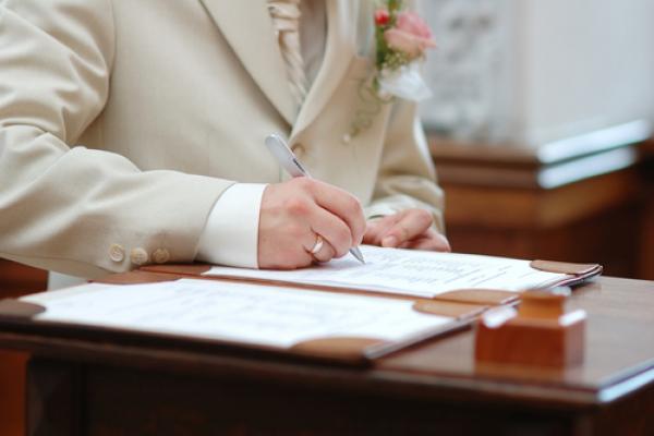 Photo: Marriage license, © MNStudio / Shutterstock.com