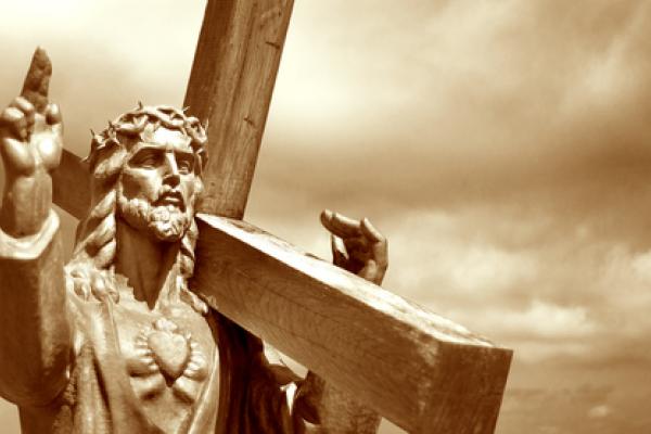 Jesus holding the cross, Kobets / Shutterstock.com