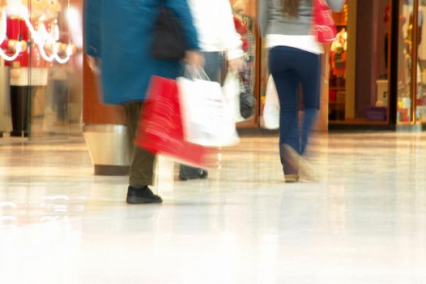 Photo: Holiday shopping, © Infomages / Shutterstock.com