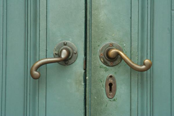 Church doors,  thanunkorn / Shutterstock.com