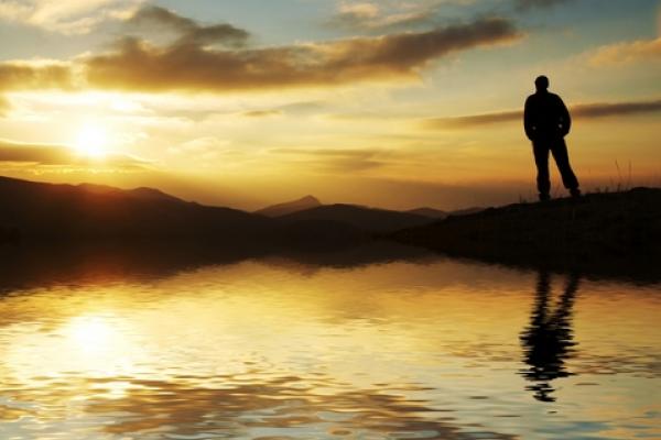 Silhouette of man in front of sunset, Galyna Andrushko / Shutterstock.com