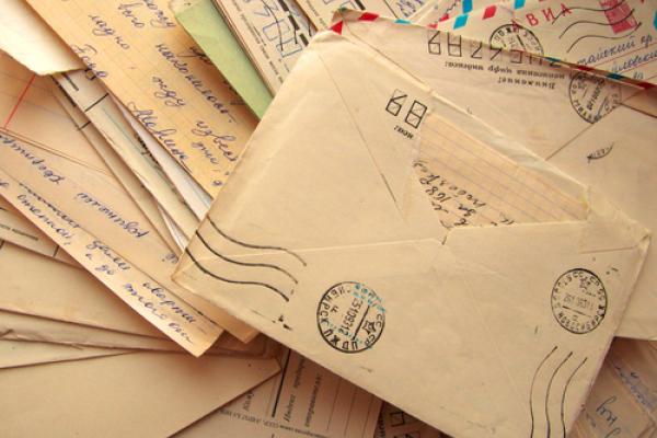 Photo of pile of letters, Kudryashka / Shutterstock.com
