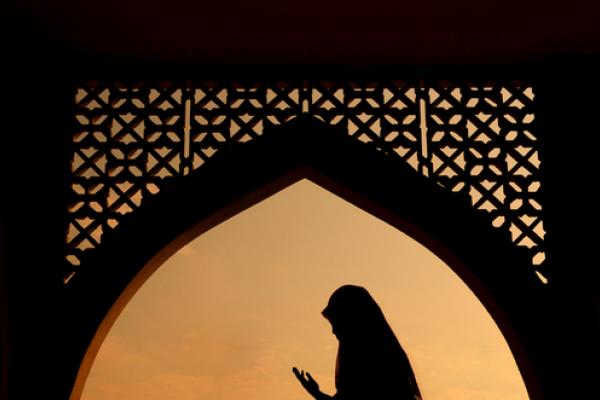 Muslim woman praying, wong yu liang  / Shutterstock.com