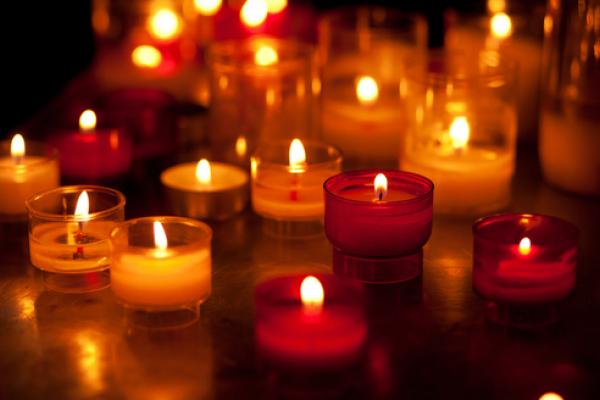 Candles photo, Ekaterina Pokrovsky / Shutterstock.com