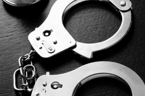 Image: Handcuffs and stethoscope, Kuzma / Shutterstock.com