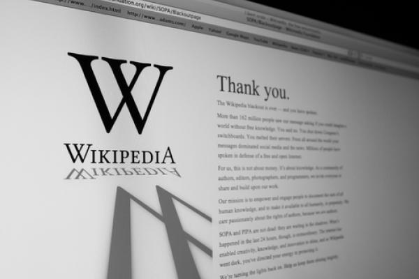 Wikipedia frontpage, Dusit / Shutterstock.com