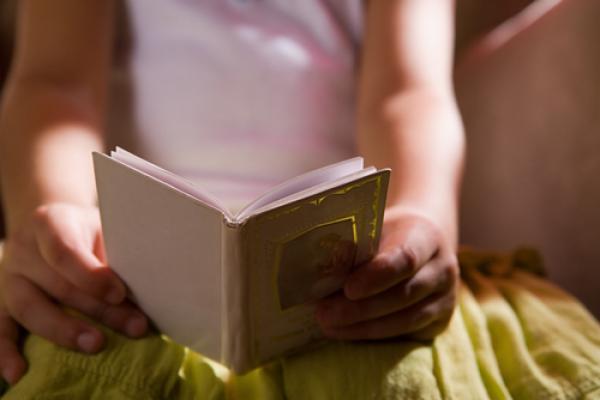 Photo: Young girl reading, AISPIX by Image Source / Shutterstock.com