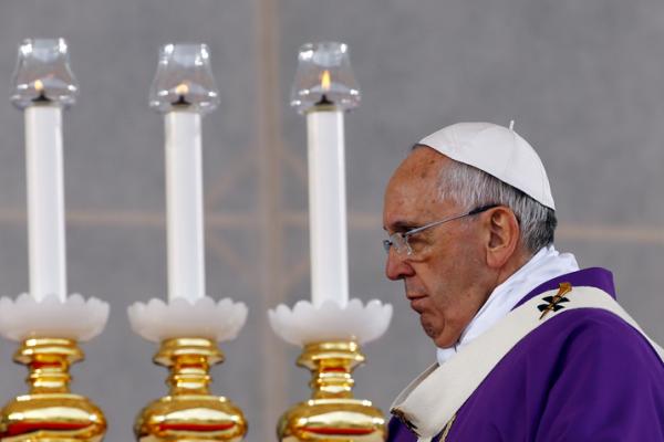 Pope Francis celebrates a Mass in Naples on March 21, 2015. Image via RNS/Reuter