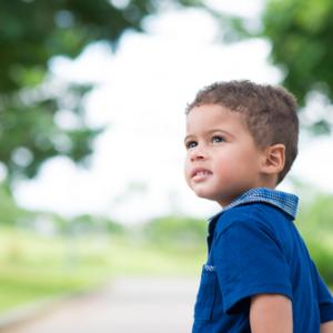 Child in the park, Dragon Images / Shutterstock.com 