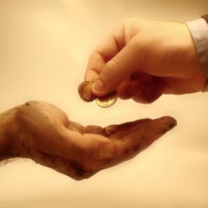 Giving money photo, Konstantinos Kokkinis / Shutterstock.com
